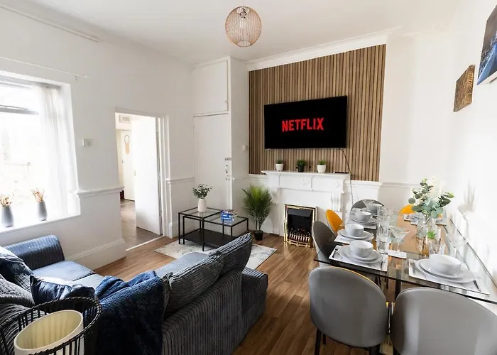 City Central Luxury 4Beds Apartment West London-Mobilerateoffers-Zone1-Family-Tourist-Weekly-Wifi-Sleeps7-Netflix!