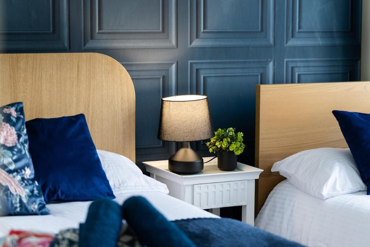 Luxury 4beds West London-mobilerateoffers-zone1-family-tourist-weekly-wifi-sleeps7-netflix! Appartamento *