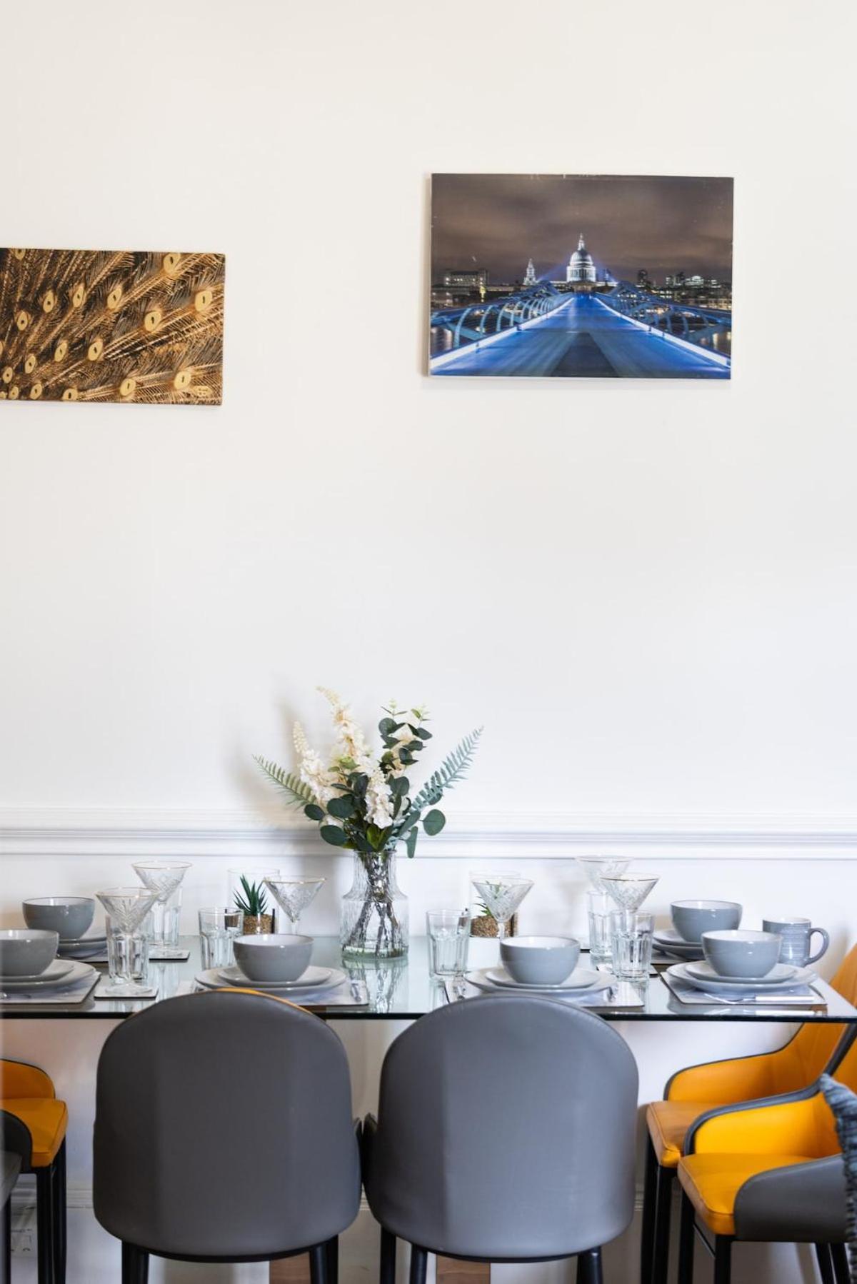 Luxury 4beds West London-mobilerateoffers-zone1-family-tourist-weekly-wifi-sleeps7-netflix!