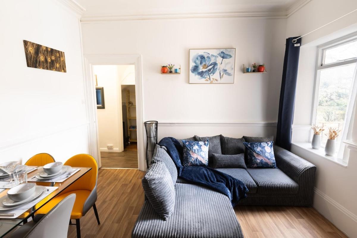 Apartment Luxury 4beds West London-mobilerateoffers-zone1-family-tourist-weekly-wifi-sleeps7-netflix! *