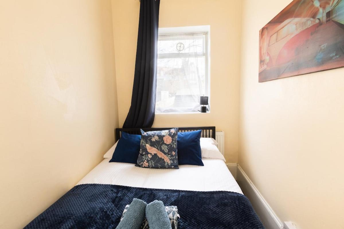 Luxury 4beds West London-mobilerateoffers-zone1-family-tourist-weekly-wifi-sleeps7-netflix! London